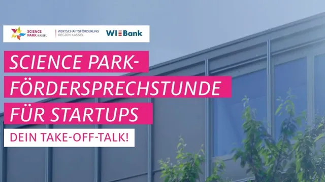 Fassadenansicht eines modernen Gebäudes mit Text 'SCIENCE PARK-FÖRDERSPRECHSTUNDE FÜR STARTUPS DEIN TAKE-OFF-TALK!' in weißen und pinken Balken