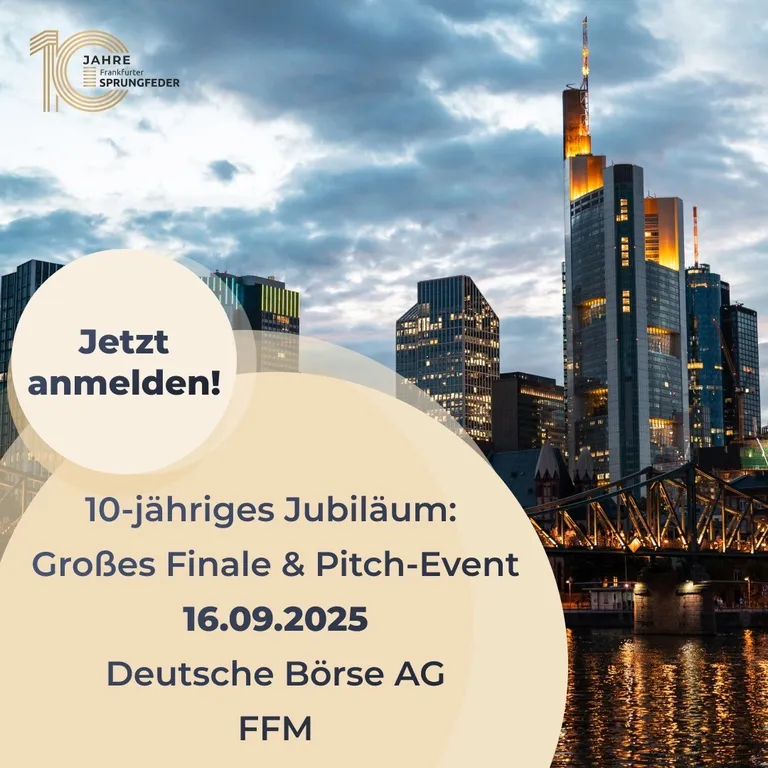 Frankfurter Skyline bei Dämmerung mit beleuchtetem Commerzbank-Turm, Text zu 10-jährigem Jubiläum und Pitch-Event am 16.09.2025 bei Deutsche Börse AG in Frankfurt