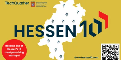 Karte von Hessen mit Logo und Text 'HESSEN 10', Aufruf zur Teilnahme an Programm für Hessens 10 vielversprechendste Startups, QR-Code und Webadresse hessen10.com