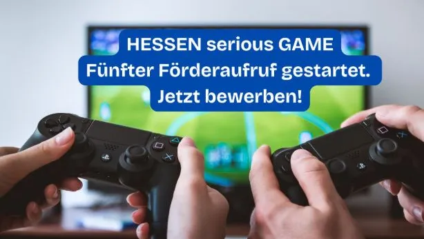 Zwei Personen halten schwarze Spielkonsolen-Controller vor einem verschwommenen Bildschirm mit Fußballspiel, Text 'HESSEN serious GAME Fünfter Förderaufruf gestartet. Jetzt bewerben!'