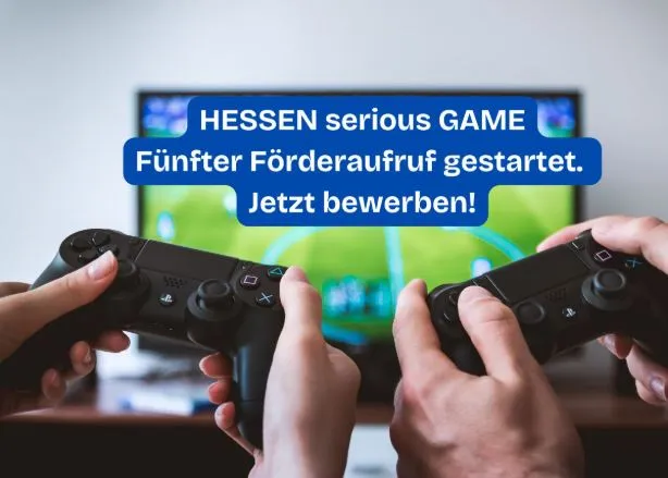Zwei Personen halten schwarze Spielkonsolen-Controller vor einem verschwommenen Bildschirm mit Fußballspiel, Text 'HESSEN serious GAME Fünfter Förderaufruf gestartet. Jetzt bewerben!'