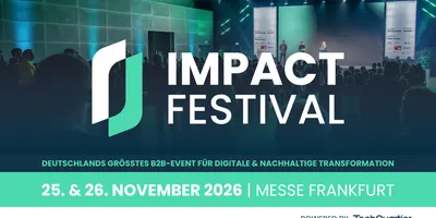 Menschen sitzen in einem Saal vor einer Bühne mit der Aufschrift 'IMPACT FESTIVAL' und dem Text 'DEUTSCHLANDS GRÖSSTES B2B-EVENT FÜR DIGITALE & NACHHALTIGE TRANSFORMATION 25. & 26. NOVEMBER 2026 | MESSE FRANKFURT'