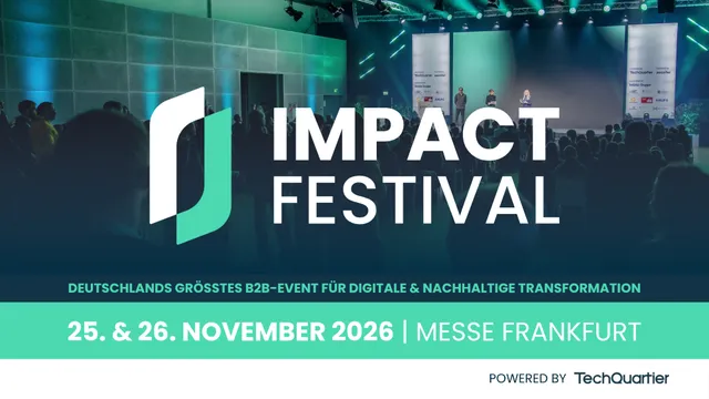 Menschen sitzen in einem Saal vor einer Bühne mit der Aufschrift 'IMPACT FESTIVAL' und dem Text 'DEUTSCHLANDS GRÖSSTES B2B-EVENT FÜR DIGITALE & NACHHALTIGE TRANSFORMATION 25. & 26. NOVEMBER 2026 | MESSE FRANKFURT'