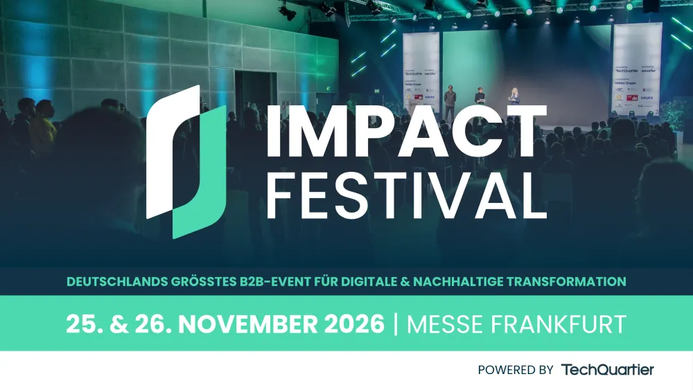 Menschen sitzen in einem Saal vor einer Bühne mit der Aufschrift 'IMPACT FESTIVAL' und dem Text 'DEUTSCHLANDS GRÖSSTES B2B-EVENT FÜR DIGITALE & NACHHALTIGE TRANSFORMATION 25. & 26. NOVEMBER 2026 | MESSE FRANKFURT'