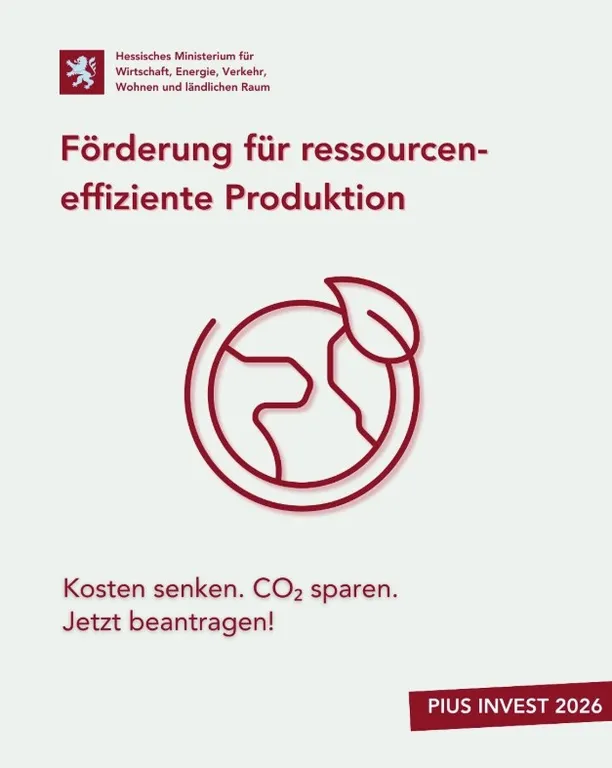 Logo des Hessischen Ministeriums für Wirtschaft, Energie, Verkehr, Wohnen und ländlichen Raum über dem Text 'Förderung für ressourceneffiziente Produktion' und einer stilisierten Weltkugel mit Blatt, darunter der Text 'Kosten senken. CO₂ sparen. Jetzt bea