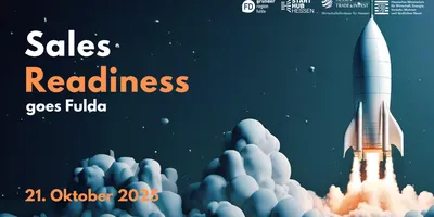 Rakete startet mit Rauchwolken vor dunklem Himmel, Text 'Sales Readiness goes Fulda', Datum '21. Oktober 2025' und Logos von Förderern oben rechts.