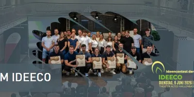 Gruppenfoto von jungen Erwachsenen vor einem modernen Gebäude mit dem Text 'THM IDEECO' und Veranstaltungsdetails zum Ideencollect der THM
