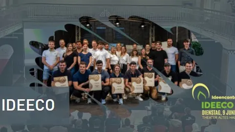 Gruppenfoto von jungen Erwachsenen vor einem modernen Gebäude mit dem Text 'THM IDEECO' und Veranstaltungsdetails zum Ideencollect der THM