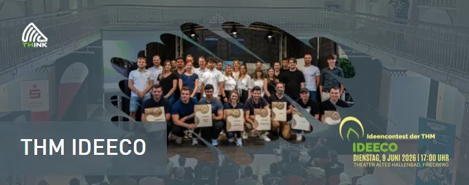 Gruppenfoto von jungen Erwachsenen vor einem modernen Gebäude mit dem Text 'THM IDEECO' und Veranstaltungsdetails zum Ideencollect der THM