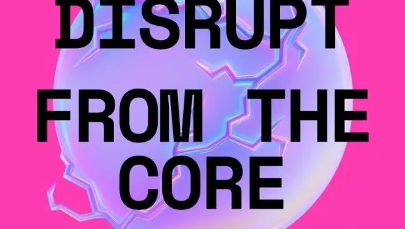 Plakat mit pinkem Hintergrund und einer bläulichen, rissigen Kugel in der Mitte darüber der Text 'DISRUPT FROM THE CORE' und 'SAVE THE DATE 20.-21.10.26' sowie 'Festival für Innovation und Transformation'