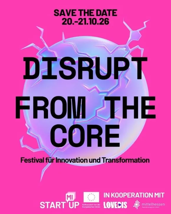 Plakat mit pinkem Hintergrund und einer bläulichen, rissigen Kugel in der Mitte darüber der Text 'DISRUPT FROM THE CORE' und 'SAVE THE DATE 20.-21.10.26' sowie 'Festival für Innovation und Transformation'