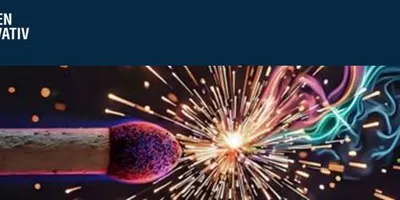 Zündholz mit Funken und leuchtenden Lichtspuren vor dunklem Hintergrund, IHK Hessen Innovativ Logo oben links