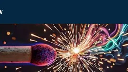 Zündholz mit Funken und leuchtenden Lichtspuren vor dunklem Hintergrund, IHK Hessen Innovativ Logo oben links