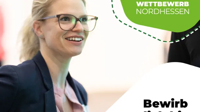 Frau mit Brille und Blazer vor grün-weißem Logo mit Text 'GRÜNDER WETTBEWERB NORDHESSEN' und schwarzem Text 'Bewirb dich bis zum 28.02.!'