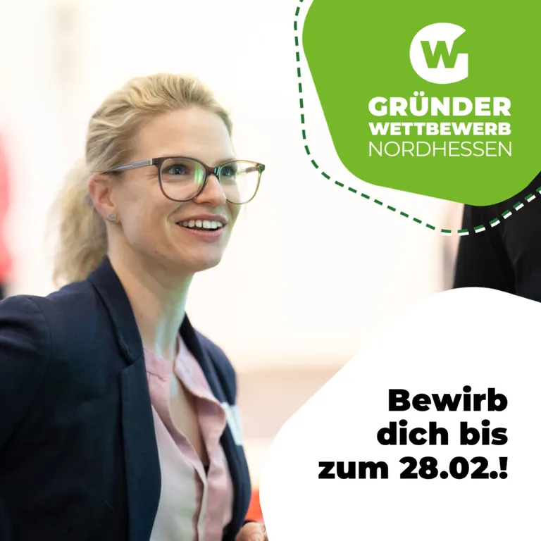Frau mit Brille und Blazer vor grün-weißem Logo mit Text 'GRÜNDER WETTBEWERB NORDHESSEN' und schwarzem Text 'Bewirb dich bis zum 28.02.!'