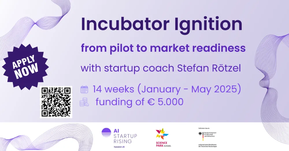Plakat mit Text zu einem 14-wöchigen Startup-Programm von Januar bis Mai 2025, inklusive Fördergeldern von 5000 Euro, QR-Code und Logos von AI Startup Rising, Science Park Kassel und Bundesministerium.