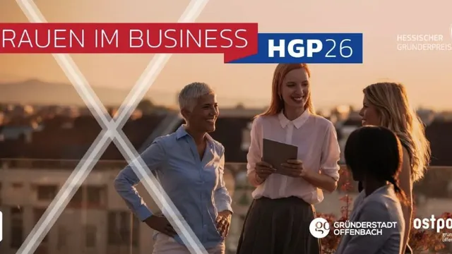 Vier Frauen stehen im Sonnenuntergang auf einem Balkon oder einer Terrasse, eine hält ein Tablet, eine weitere hat die Hände in die Hüften gestützt