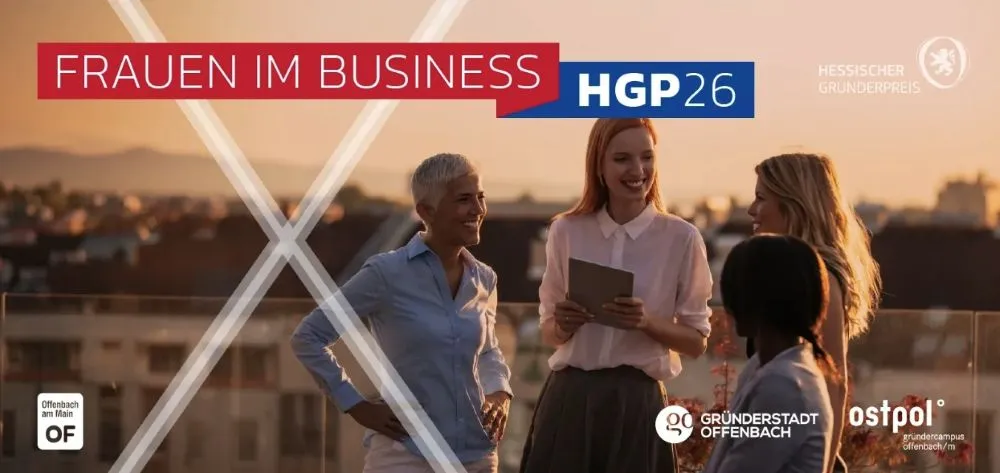 Vier Frauen stehen im Sonnenuntergang auf einem Balkon oder einer Terrasse, eine hält ein Tablet, eine weitere hat die Hände in die Hüften gestützt