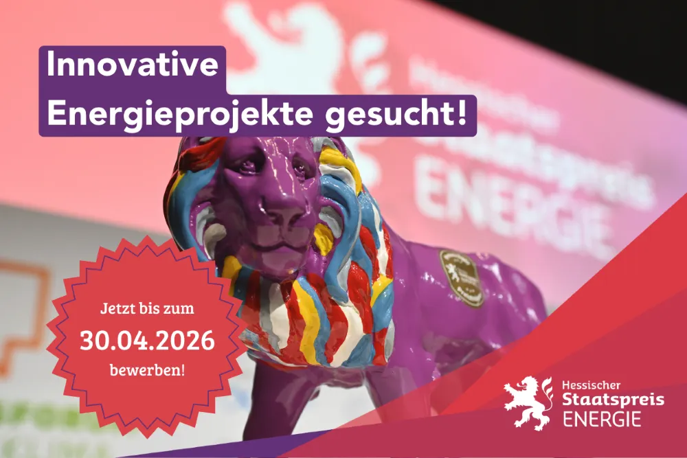 Bunter Löwe mit mehrfarbiger Mähne vor rotem und rosa Hintergrund mit Text 'Innovative Energieprojekte gesucht' und 'Jetzt bis zum 30.04.2026 bewerben' sowie Logo des Hessischen Staatspreises Energie