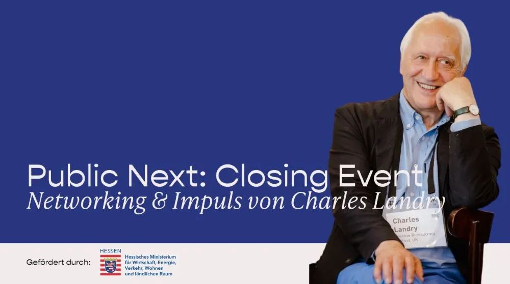 Ein Mann sitzt auf einem Stuhl vor blauem Hintergrund mit weißem Text zu einer Veranstaltung namens 'Public Next: Closing Event' mit Networking und Impulsen von Charles Landry.