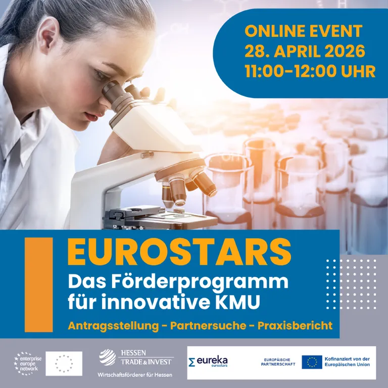 Frau blickt durch ein Mikroskop, daneben Text zu einem Online-Event am 28. April 2026 von 11 bis 12 Uhr über das Förderprogramm EUROSTARS für innovative KMU