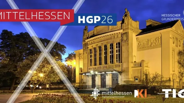 Beleuchtetes historisches Gebäude bei Nacht mit rotem Banner 'MITTELHESSEN' und blauem Schild 'HGP26' im Vordergrund