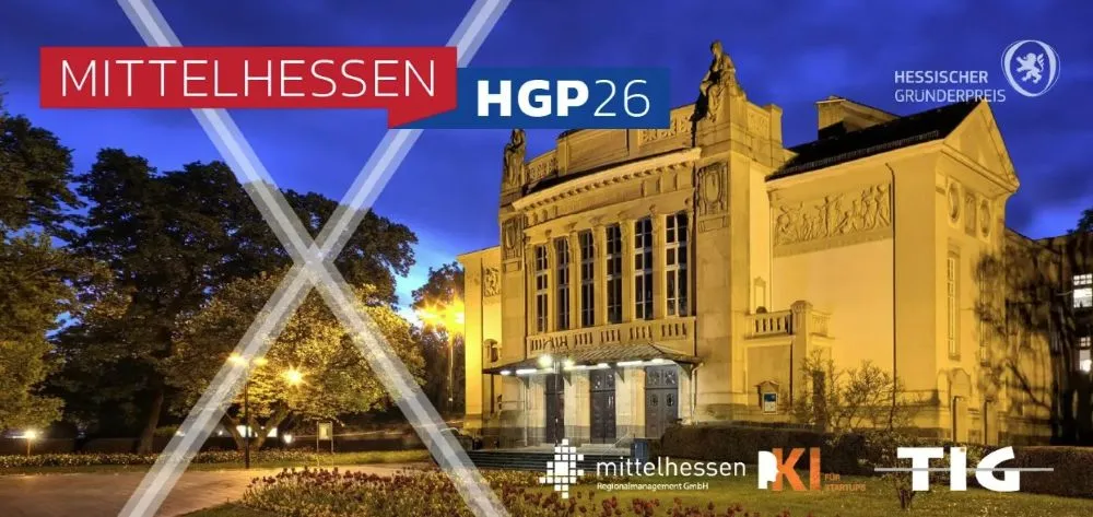 Beleuchtetes historisches Gebäude bei Nacht mit rotem Banner 'MITTELHESSEN' und blauem Schild 'HGP26' im Vordergrund