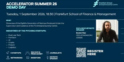 Plakat für den Accelerator Summer 26 Demo Day am 1. September 2026 mit Veranstaltungsort Frankfurt School of Finance & Management, Liste der Startup-Branchen, Foto eines Mannes mit Bart und langen Haaren, QR-Code und Logo der Frankfurt School Entrepreneur