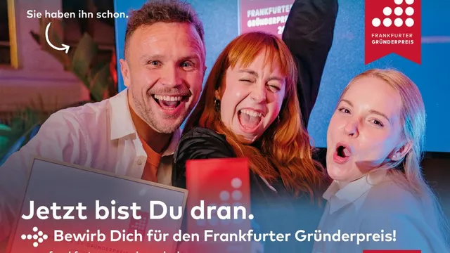 Drei Personen mit Urkunden und erhobenen Armen vor blauem Hintergrund mit Logo und Text 'Jetzt bist Du dran. Bewirb Dich für den Frankfurter Gründerpreis!'