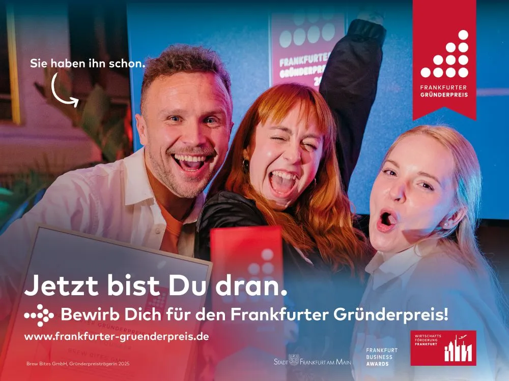 Drei Personen mit Urkunden und erhobenen Armen vor blauem Hintergrund mit Logo und Text 'Jetzt bist Du dran. Bewirb Dich für den Frankfurter Gründerpreis!'