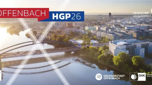 Luftaufnahme von Offenbach mit Fluss, Brücken und Stadtgebäuden bei Sonnenlicht, darüber Textfelder mit 'OFFENBACH', 'HGP26' und Logos von 'Gründerstadt Offenbach', 'IHK' und 'Hessischer Gründerpreis'