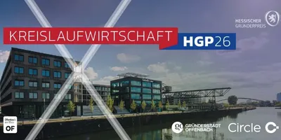 Blick auf moderne Bürogebäude mit Glasfassaden unter blauem Himmel, darüber rote Schrift 'KREISLAUFWIRTSCHAFT' und blaues Feld mit 'HGP26'