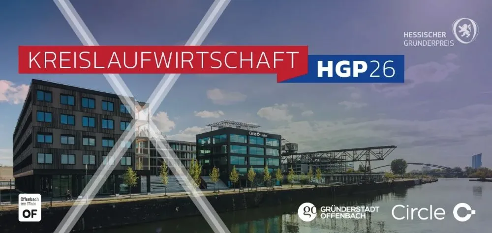Blick auf moderne Bürogebäude mit Glasfassaden unter blauem Himmel, darüber rote Schrift 'KREISLAUFWIRTSCHAFT' und blaues Feld mit 'HGP26'