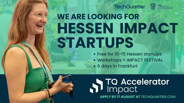 Frau mit Brille und grünem Top hält Smartphone und lächelt vor unscharfem Hintergrund mit Text zu Hessen Impact Startups und TechQuartier-Logo