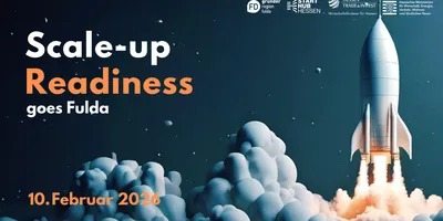 Rakete startet mit Rauchwolken vor dunklem Himmel neben Text 'Scale-up Readiness goes Fulda 10. Februar 2026' und Logos von Förderorganisationen