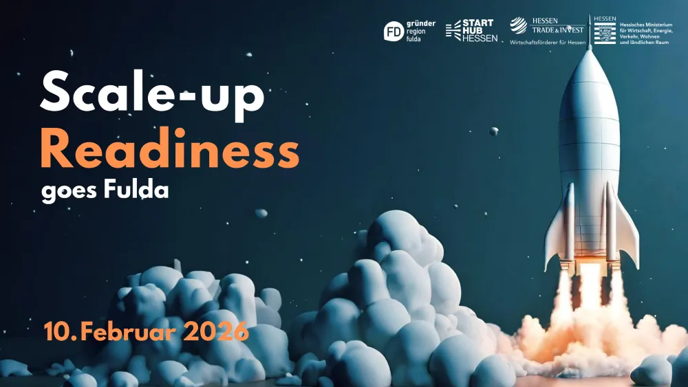 Rakete startet mit Rauchwolken vor dunklem Himmel neben Text 'Scale-up Readiness goes Fulda 10. Februar 2026' und Logos von Förderorganisationen