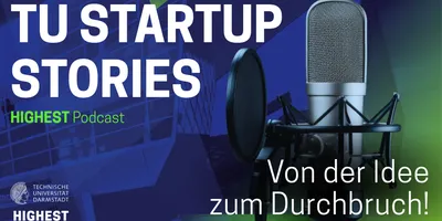 Mikrofon mit Pop-Schutz vor blau-grünem Hintergrund und Text 'TU STARTUP STORIES', 'HIGHEST Podcast', 'Von der Idee zum Durchbruch!'