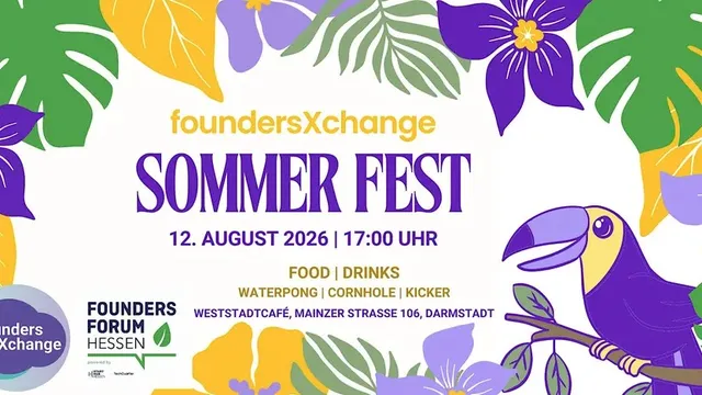 Plakat mit lila und gelben tropischen Blättern und Text zu einem Sommerfest am 12. August 2026 um 17 Uhr im Founders Forum Hessen in Darmstadt