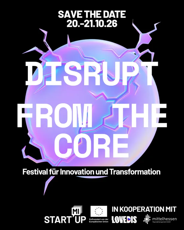Plakat mit dem Text 'SAVE THE DATE 20.-21.10.26 DISRUPT FROM THE CORE Festival für Innovation und Transformation' vor einem violett-bläulichen, zerbrochenen Kugelhintergrund auf schwarzem Grund