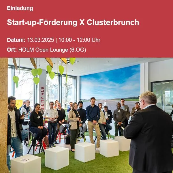 Start-up-Förderung X Clusterbrunch Einladung mit Datum 13.03.2025, 10-12 Uhr, Ort HOLM Open Lounge, Gruppe von Menschen hört Vortrag in moderner Lounge mit grüner Deko