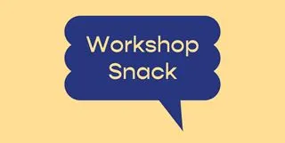 Blauer Sprechblasen-Button mit dem Text 'Workshop Snack' auf beigem Hintergrund
