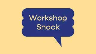 Blauer Sprechblasen-Button mit dem Text 'Workshop Snack' auf beigem Hintergrund