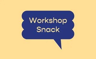 Blauer Sprechblasen-Button mit dem Text 'Workshop Snack' auf beigem Hintergrund