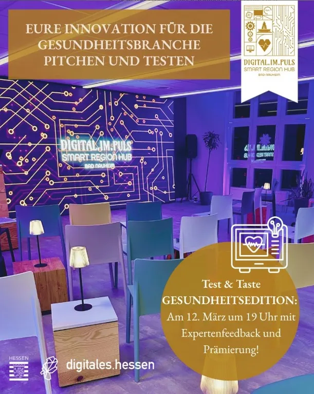 Moderner Veranstaltungsraum mit bunten Stühlen, kleinen Tischen und Lampen vor einer Wand mit leuchtendem Schriftzug 'DIGITAL.IM.PULS SMART REGION HUB' und einem Plakat mit Text zu einer Gesundheitsinnovation und Testveranstaltung am 12. März um 19 Uhr