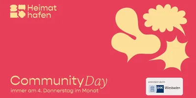 Rotes Plakat mit dem Schriftzug 'Community Day immer am 4. Donnerstag im Monat' und dem Logo 'Heimathafen' sowie einem Unterstützerhinweis 'IHK Wiesbaden'