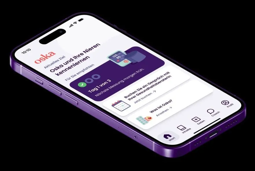 Smartphone mit geöffneter Oska Health App auf weißem Hintergrund