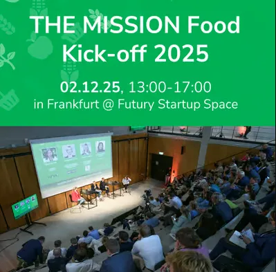 Großer Vortragssaal mit Publikum, Podium mit vier Personen und großer Leinwand, Text 'THE MISSION Food Kick-off 2025 02.12.25, 13:00-17:00 in Frankfurt @ Futury Startup Space'.