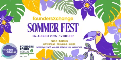 Einladung zum foundersXchange Sommerfest am 6. August 2025 um 17 Uhr im Weststadtcafé Darmstadt mit Essen, Getränken und Spielen wie Waterpong, Cornhole und Kicker, umgeben von bunten tropischen Blumen und einem lila-gelben Tukan