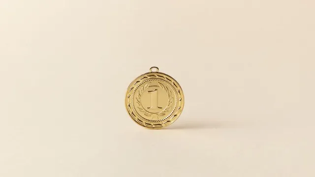 Goldene Medaille mit der Zahl 1 und Lorbeerkranz auf hellem Hintergrund