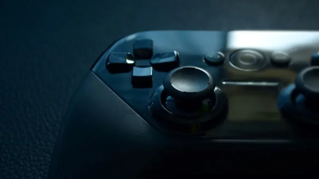 Nahaufnahme eines schwarzen Videospiel-Controllers mit Steuerkreuz und Analogstick